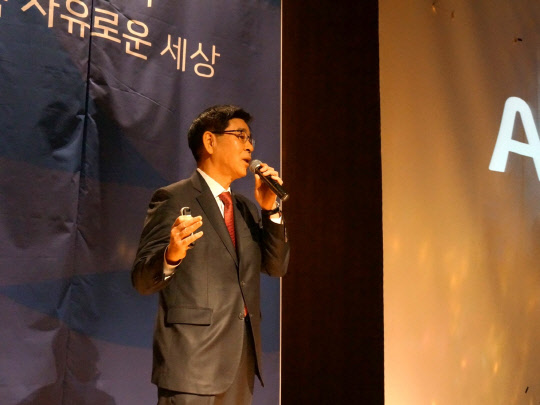 권치중 안랩 대표가 2일 판교 경기창조경제혁신센터에서 열린 시무식에서 미래 성장을 위한 핵심과제에 대해 발표하고 있다. 안랩 제공